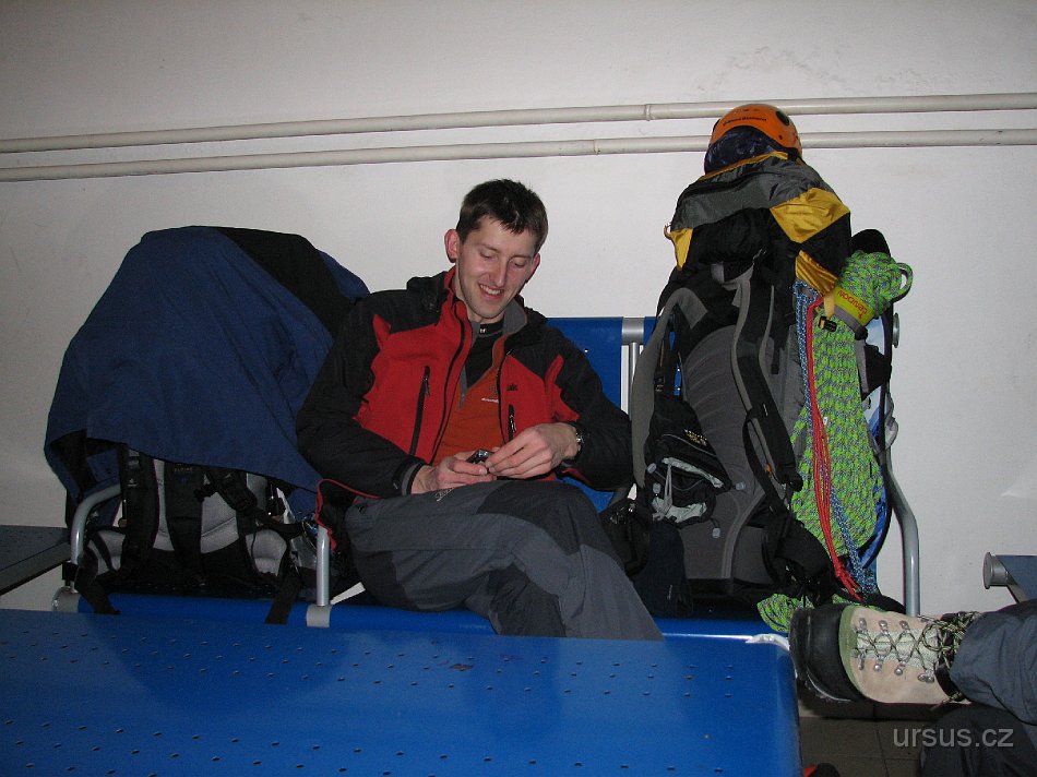 tatry 002.jpg - Do Valmezu nás dovezl pan Fusek autem, do Hranic na Moravě jsme dojeli osobákem a hodinu tu čekáme na rychlík směr Poprad. Společnost nám dělá pár pánů bez domova loudících nějaký ten drobák na pivo, prý stačí i padoš =)